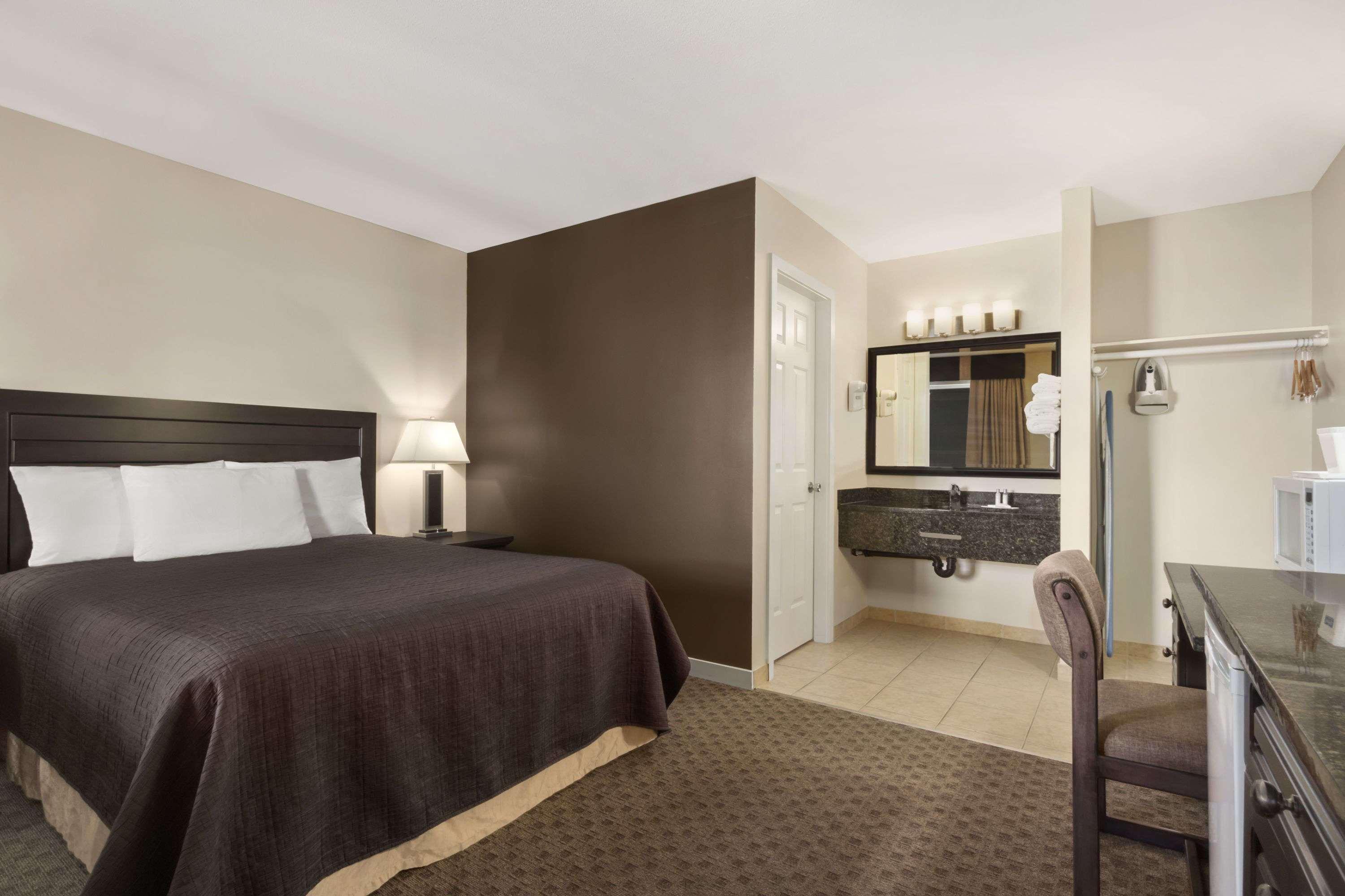 Travelodge By Wyndham Kamloops Mountview Buitenkant foto