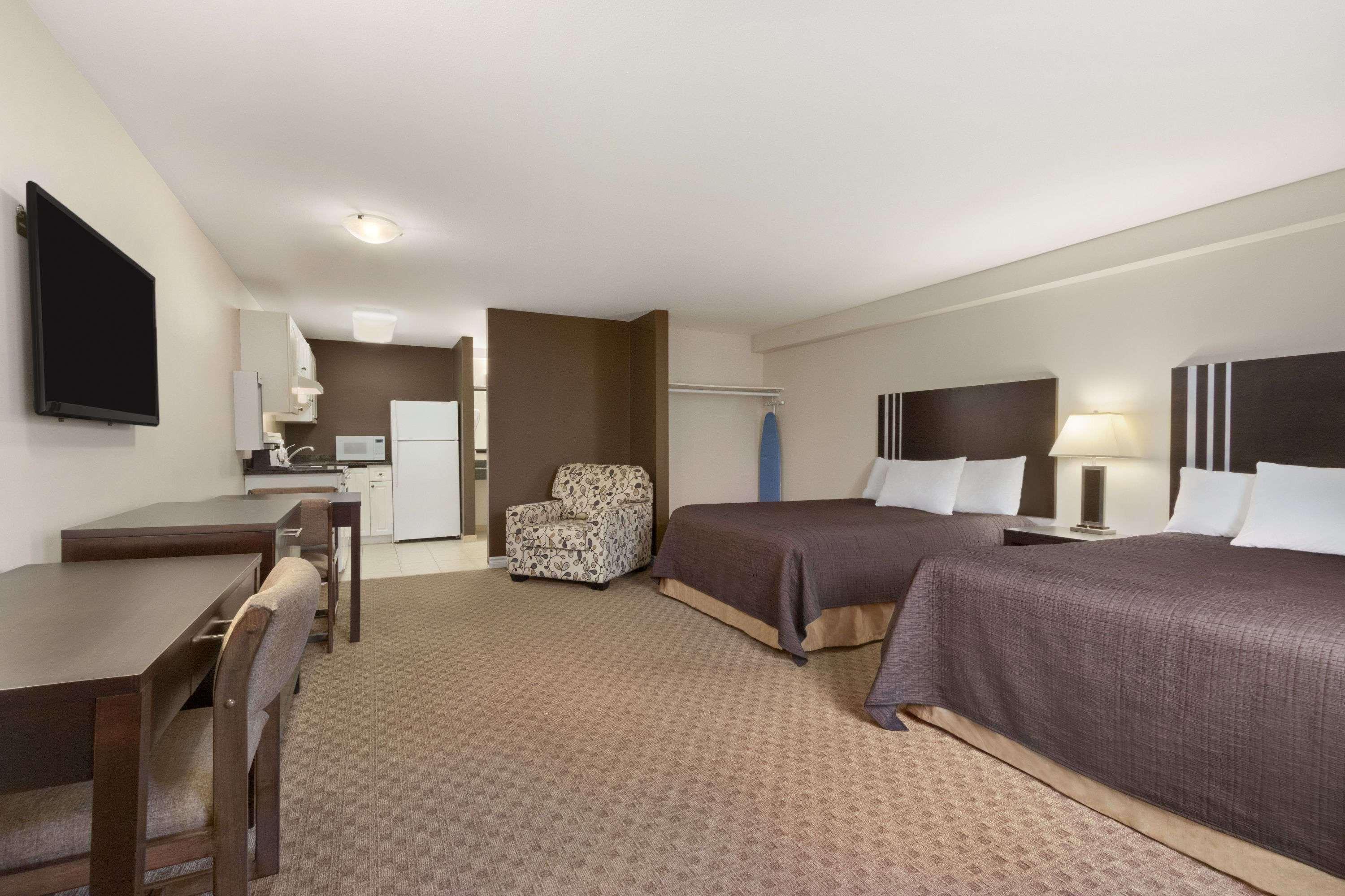 Travelodge By Wyndham Kamloops Mountview Buitenkant foto