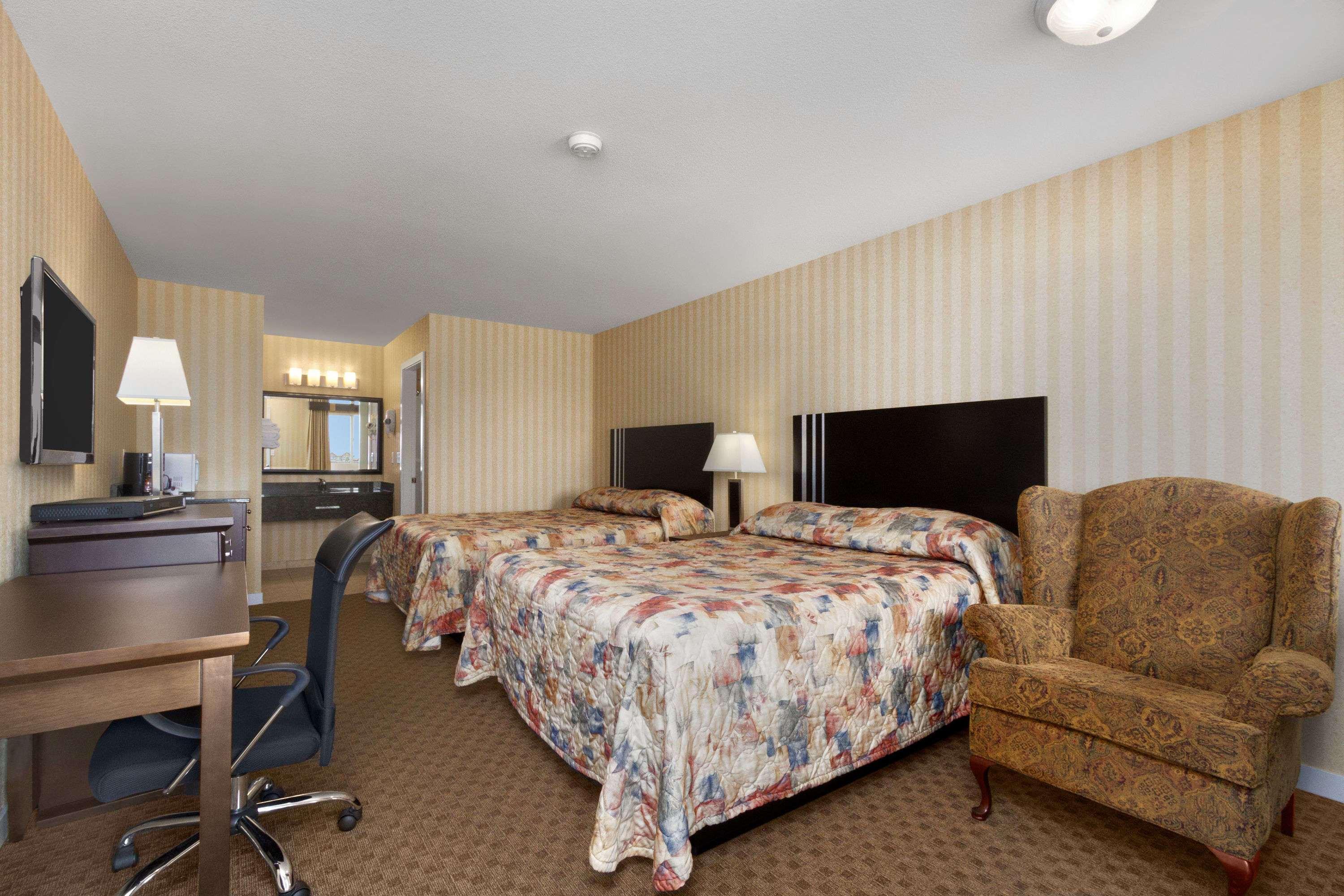 Travelodge By Wyndham Kamloops Mountview Buitenkant foto