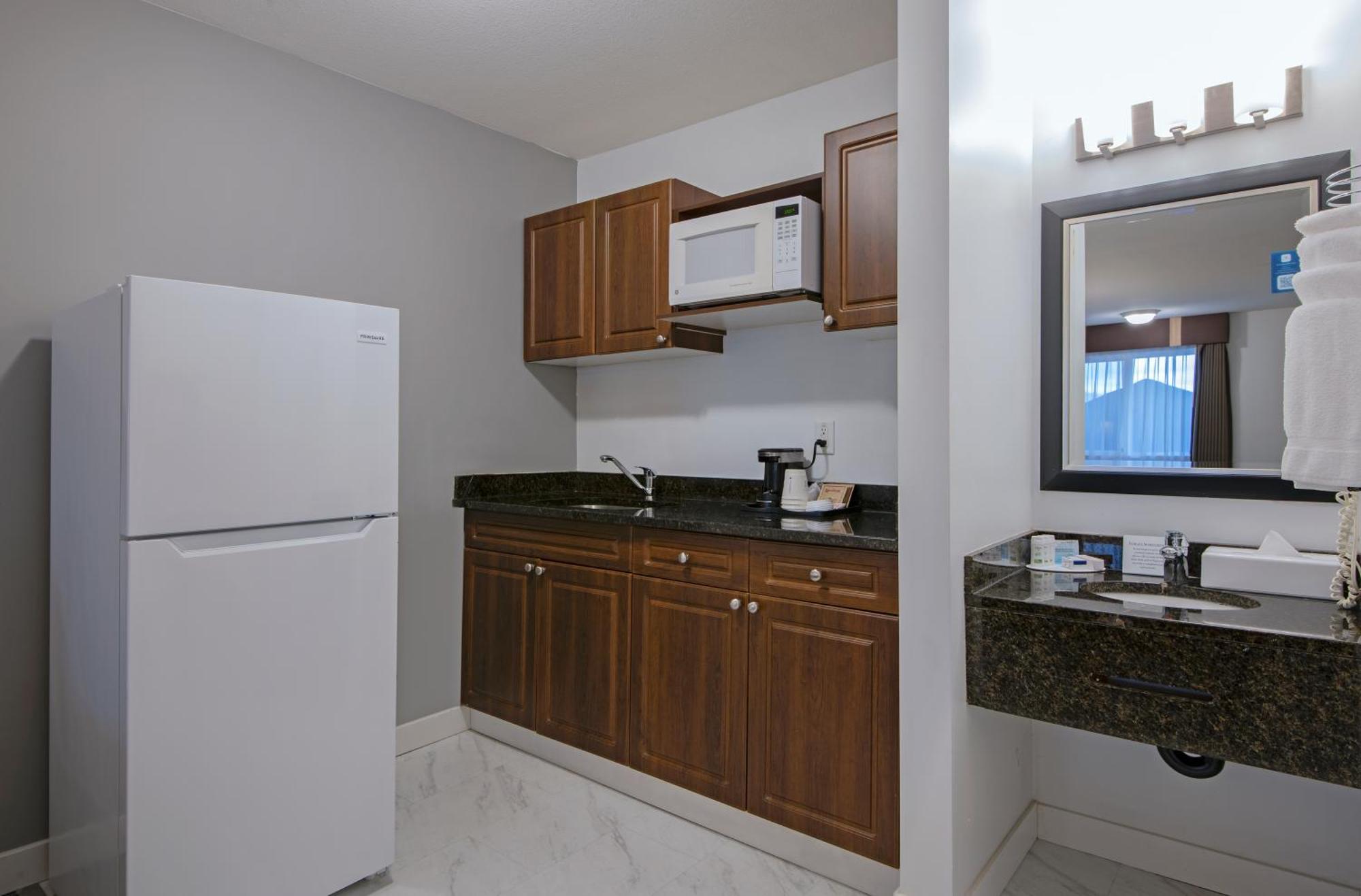 Travelodge By Wyndham Kamloops Mountview Buitenkant foto