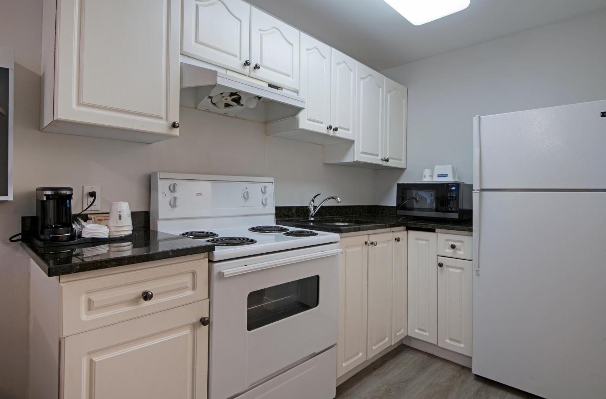 Travelodge By Wyndham Kamloops Mountview Buitenkant foto